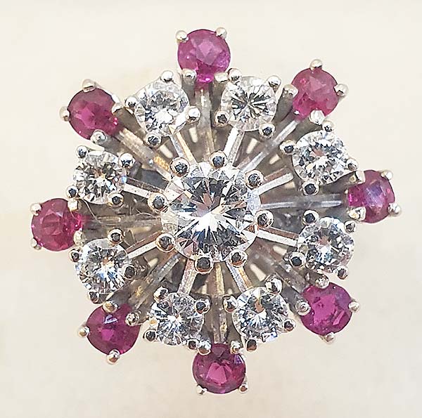 SORTIJA ORO BLANCO AÑOS 50 CON BRILLANTES Y RUBIS. 1650€