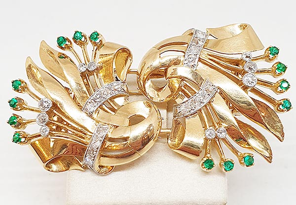 BROCHE DOBLE CLIP EPOCA TANK CON PIEDRAS VERDES Y DIAMANTES. 2350€