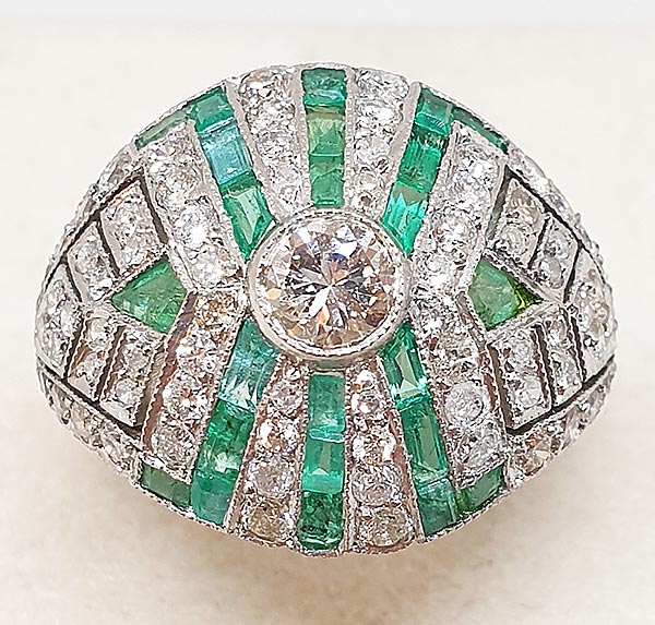 SORTIJA EN PLATINO ESMERALDAS CALIBRADAS Y DIAMANTES. 1980€