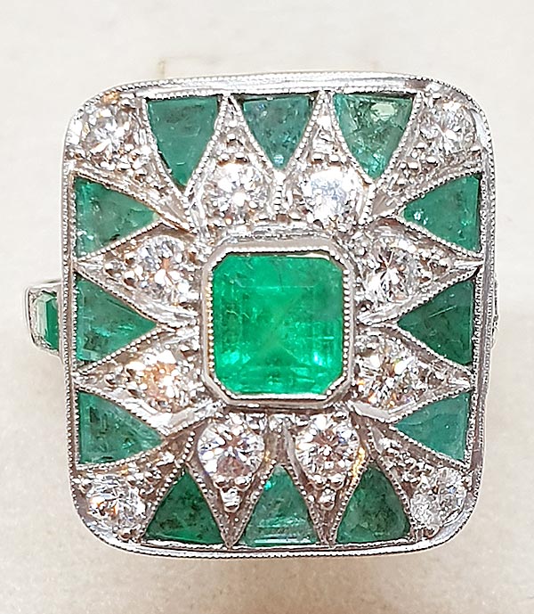 SORTIJA ESMERALDAS Y DIAMANTES, PLATINO. 2100€