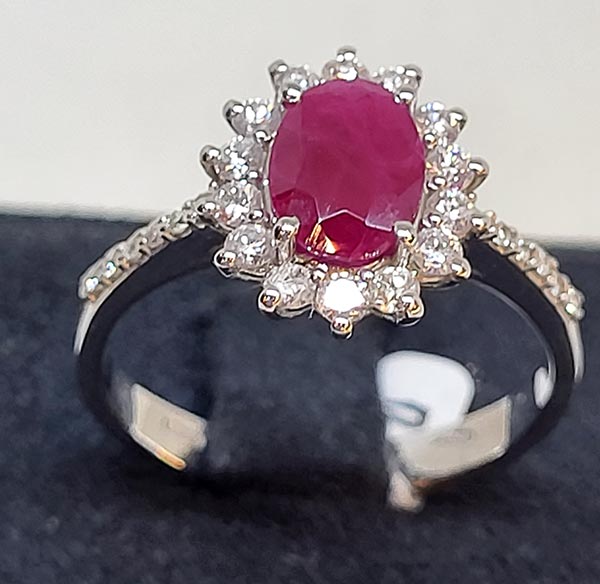 SORTIJA EN ORO BLANCO RUBI CENTRAL Y BRILLANTES. 1450€