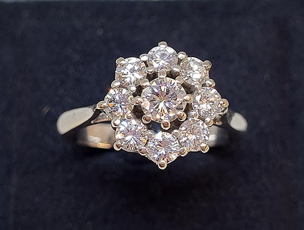 SORTIJA ROSETA ORO BLANCO Y BRILLANTES 990€